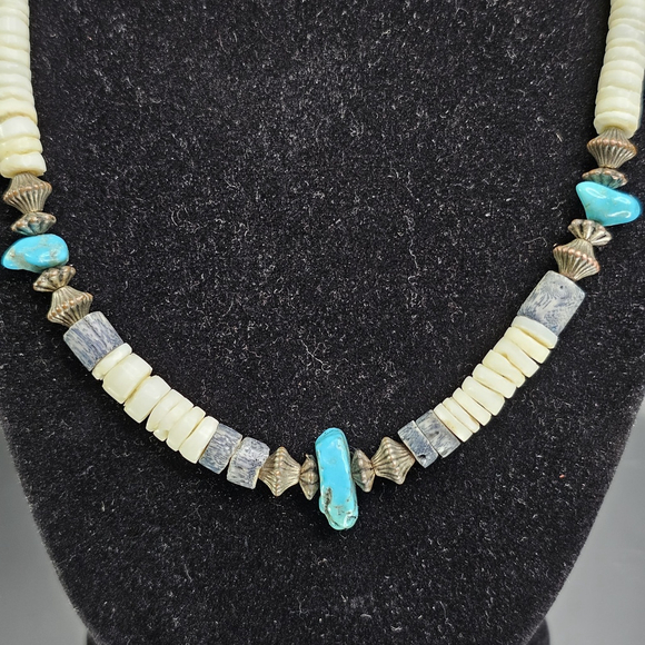 Vintage Authentic Southwest Graduated Puka Shell Necklace With Turquoise Stones - Picture 2 of 8
